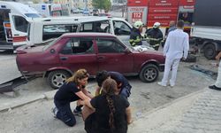 Çarpışmada Araçlar Savruldu Kamyonet Kaldırıma Çıktı: 7 Yaralı