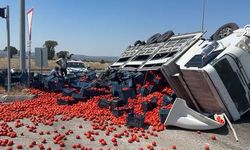 Domatesler yola saçıldı, ulaşım durdu…