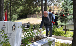 Kırşehir Protokolü Şehitlikte Buluştu: Ekicioğlu'ndan Birlik ve Demokrasi Vurgusu