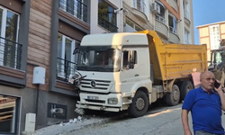 Freni Boşalan Kamyon Eve Çarptı