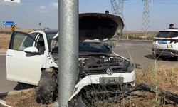 Yön Tabelasına Çarpan Otomobilde 2 Kişi Yaralandı