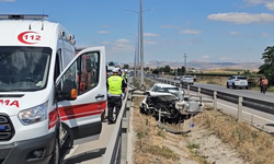 Tırla Çarpışan Otomobil Bariyerlere Saplandı