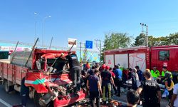 Hafriyat Kamyonuna Çarpan Kamyonetteki 2 Kişi Ağır Yaralandı
