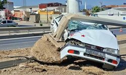 Refüjdeki direğe çarpan otomobilde sürücü yaralandı