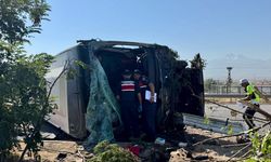 Yolcu Otobüsü Aydınlatma Direğine Çarptı: 20 Yaralı