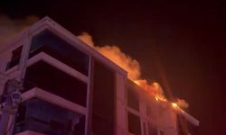 Alevler Çatıyı Sardı! Apartman Sakinleri Sokağa Döküldü