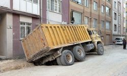 Yol Çöktü, Kamyon Askıda Kaldı!