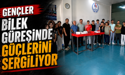 Gençler bilek güreşinde güçlerini sergiliyor