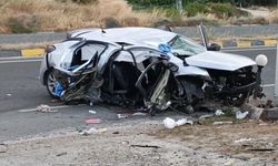 Menfeze çarpan otomobilde biri çocuk 2 kişi hayatını kaybetti