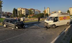 Karşı Şeride Geçen Otomobil Minibüsle Çarpıştı: 2 Yaralı Kontrolden çıkarak karşı şeride geçen otomobilin minibüsle çar