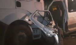 Servis Minibüsü Tırın Altında Kaldı: 1 Ölü, 14 Yaralı