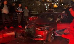 Belediye Otobüsü 2 Otomobile Çarptı!