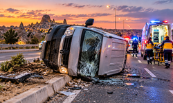 Refüje Çarpıp Devrildi: 2 Kişi Hastaneye Kaldırıldı