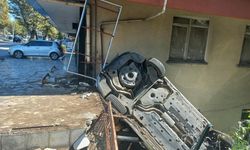 Demir korkulukları aşan otomobil Şok eden anlar…