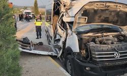 Geri Manevra Bir Anda Kazaya Dönüştü! İşçi Servisindeki 8 Kişi Yaralandı