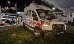 Hasta taşıyan ambulans kaldırıma fırladı!