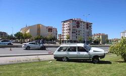 Fren sesiyle dışarı çıktılar! Otomobili ağacın üzerinde gördüler