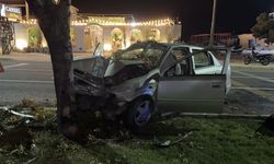 Otomobilin Refüje Çarpmasıyla Ortalık Karıştı! 4 Yaralı