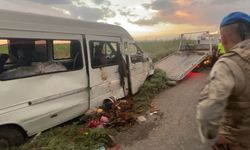 Minibüs Su Dolu Kanala Gömüldü! 15 Kişi Yaralandı