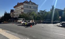 Bir Anda Çarpıştılar! Motosiklet Sürücüsü Yere Savruldu