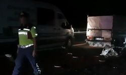 Kamyonet Tıra Çarptı, 2 Kişi Hayatını Kaybetti