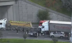 Hafriyat Kamyonu ve TIR'ın Karıştığı Zincirleme Kaza: 3 Şerit Trafiğe Kapatıldı!
