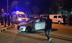 Çarpışmanın Şiddetiyle Savruldular! Otomobillerden Biri Kaldırıma Çıktı