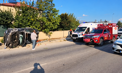 Feci Kazada Otomobil Duvara Çarpıp Yan Yattı! 2 Kişi Araçta Sıkıştı