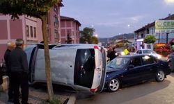İki Otomobil Çarpıştı! 4 Kişi Yaralandı, Sürücü Araçta Sıkıştı