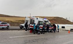 Kavşakta Korkutan Kaza! İşçi Midibüsü Devrildi