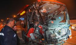 Belediye Otobüsü Üst Geçide Çarptı! 24 Kişi Yaralandı