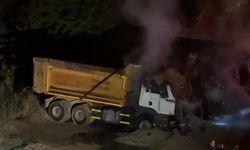 Kum Ocağında Gece Yarısı Yangını! 3 Kamyon Küle Döndü