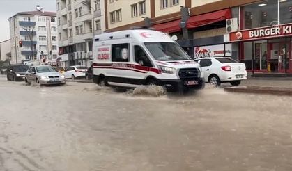 Kırşehir'de sağanak hayatı olumsuz etkiledi