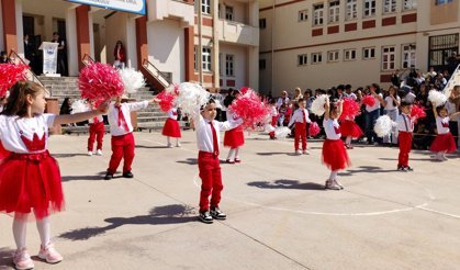 Kırşehir TOKİ Şehit Polis Gökhan Emre Ortaokulu’nda 23 Nisan programı görülmeye değerdi