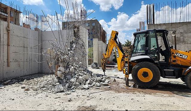 Kırşehir Hükümet Konağı’nda yurttan kalan kolonlar yıkılıyor