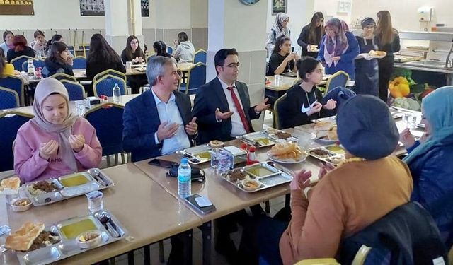 Milli Eğitim Müdürü Alpaslan, öğrencilerle iftarda buluştu