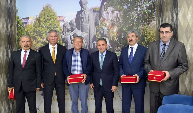 Kırşehir’de emekli olan eğitim bürokratlarına plaket