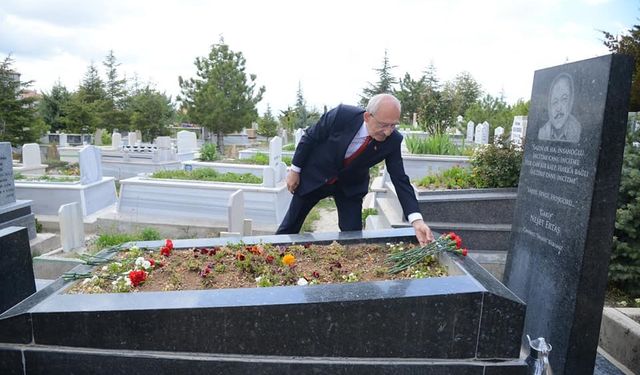 Kemal Kılıçdaroğlu, baba oğul Ertaşların kabirlerini ziyaret etti