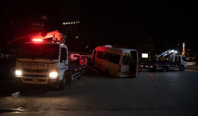 Ankara'da personel servisi ile otomobilin çarpıştığı kazada 3 kişi yaralandı