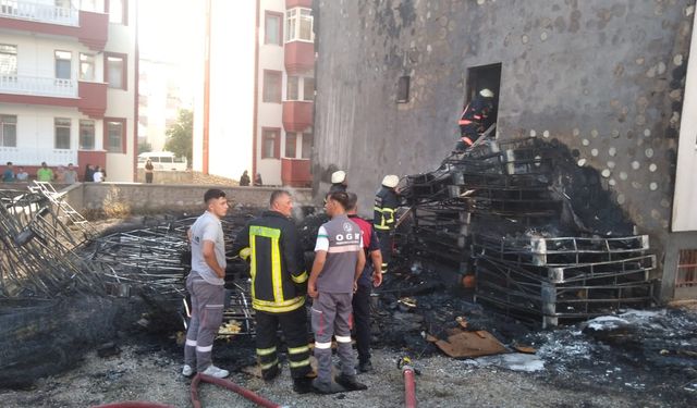 Kırşehir’de boş arazide çıkan yangın 4 katlı binaya sıçradı