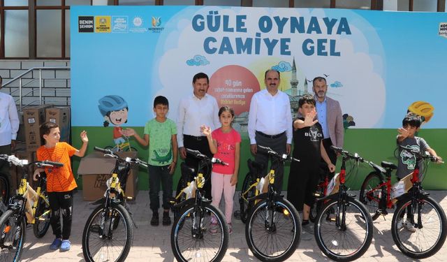 40 gün sabah namazını camide kılan çocuklara bisiklet hediye edildi