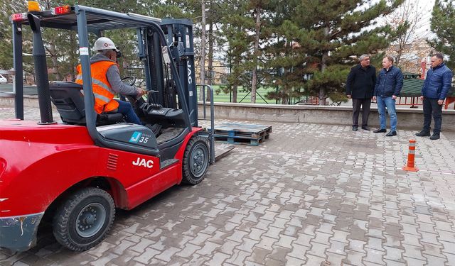    Millî Eğitim Müdürü iş makinası teorik ve uygulama sınavında incelemelerde bulundu