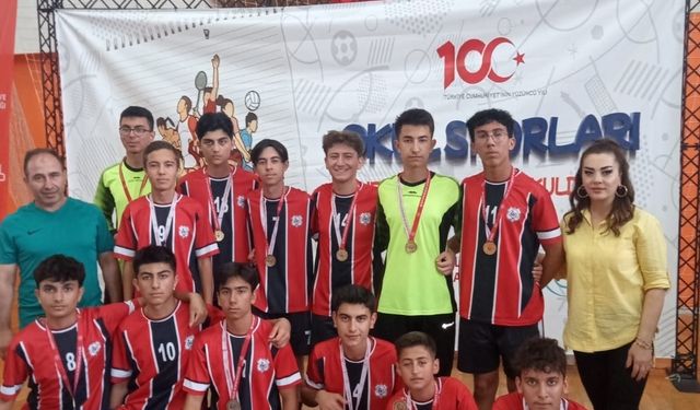 Genç erkekler futsal B’de şampiyon Fen Lisesi oldu