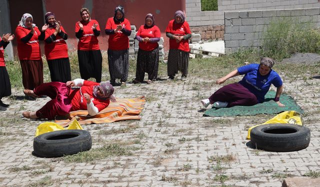 Köylü kadınlar kurdukları yarış parkurunda eğleniyor