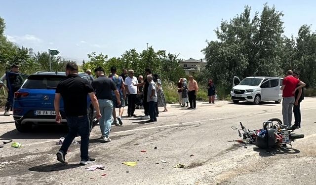 Otomobil ile çarpışan motosikletin sürücüsü öldü, eşi ağır yaralandı