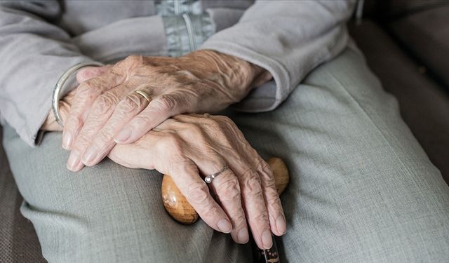 Dünya nüfusu yaşlanırken krizlerden en çok etkilenen yaşlıların gereksinimleri göz ardı ediliyor