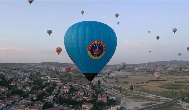 Jandarma broveli sıcak hava balonu Kapadokya'da semalarında süzüldü