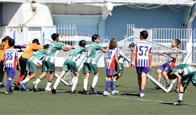 Maçlarda görevliler yok, kale direklerini sporcular taşıyor...