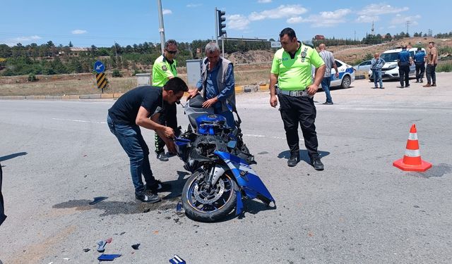 Motosiklet ve otomobilin çarpıştığı kazada 3 kişi yaralandı