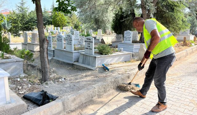 Mezarlıklarda bayram temizliği